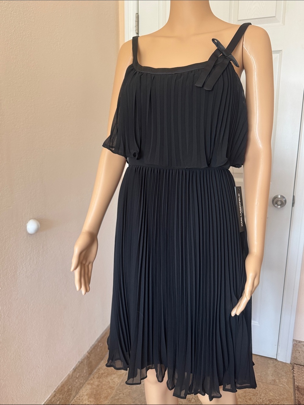 NWT Black Pleated Fully Underlined Midi Dress with Bow Strap. Size 6.